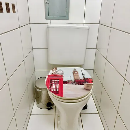 Stylish Near Airport Apartman *