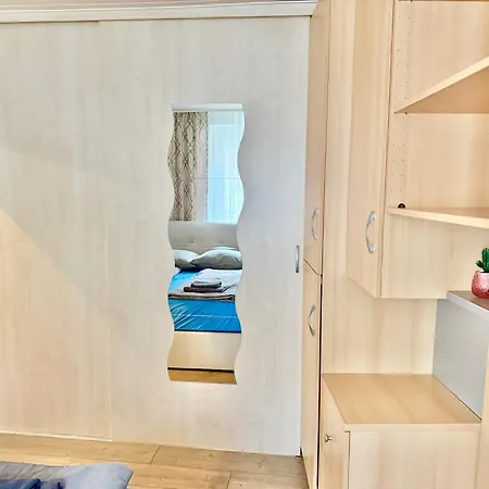 Stylish Near Airport Apartman *