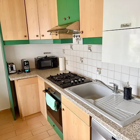 Stylish Near Airport Apartment