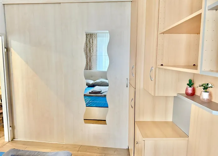 Stylish Near Airport Apartman *