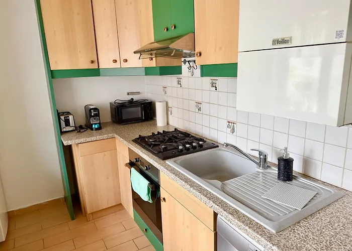 Stylish Near Airport Apartman